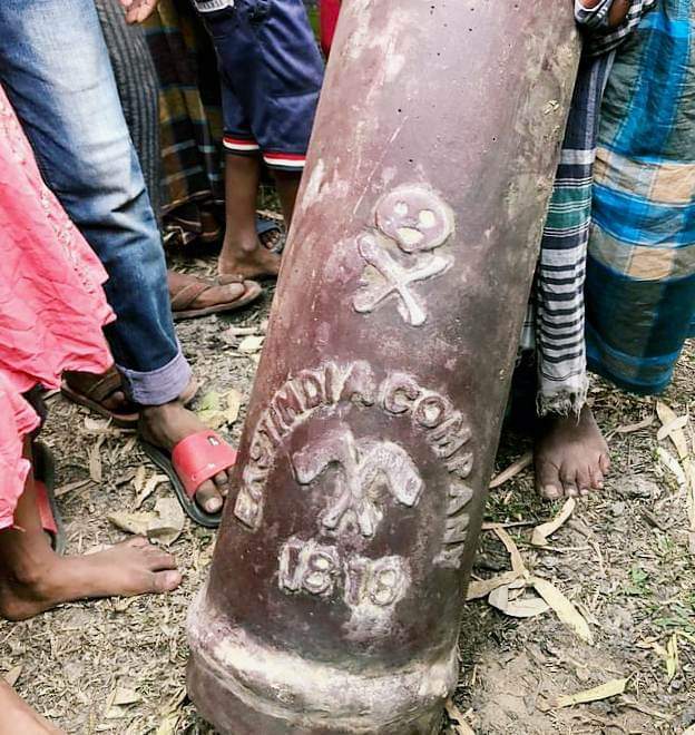 বিরামপুরে পুকুরে মিললো ২০৫ বছরের ইস্ট ইন্ডিয়া কোম্পানির সীমানা পিলার