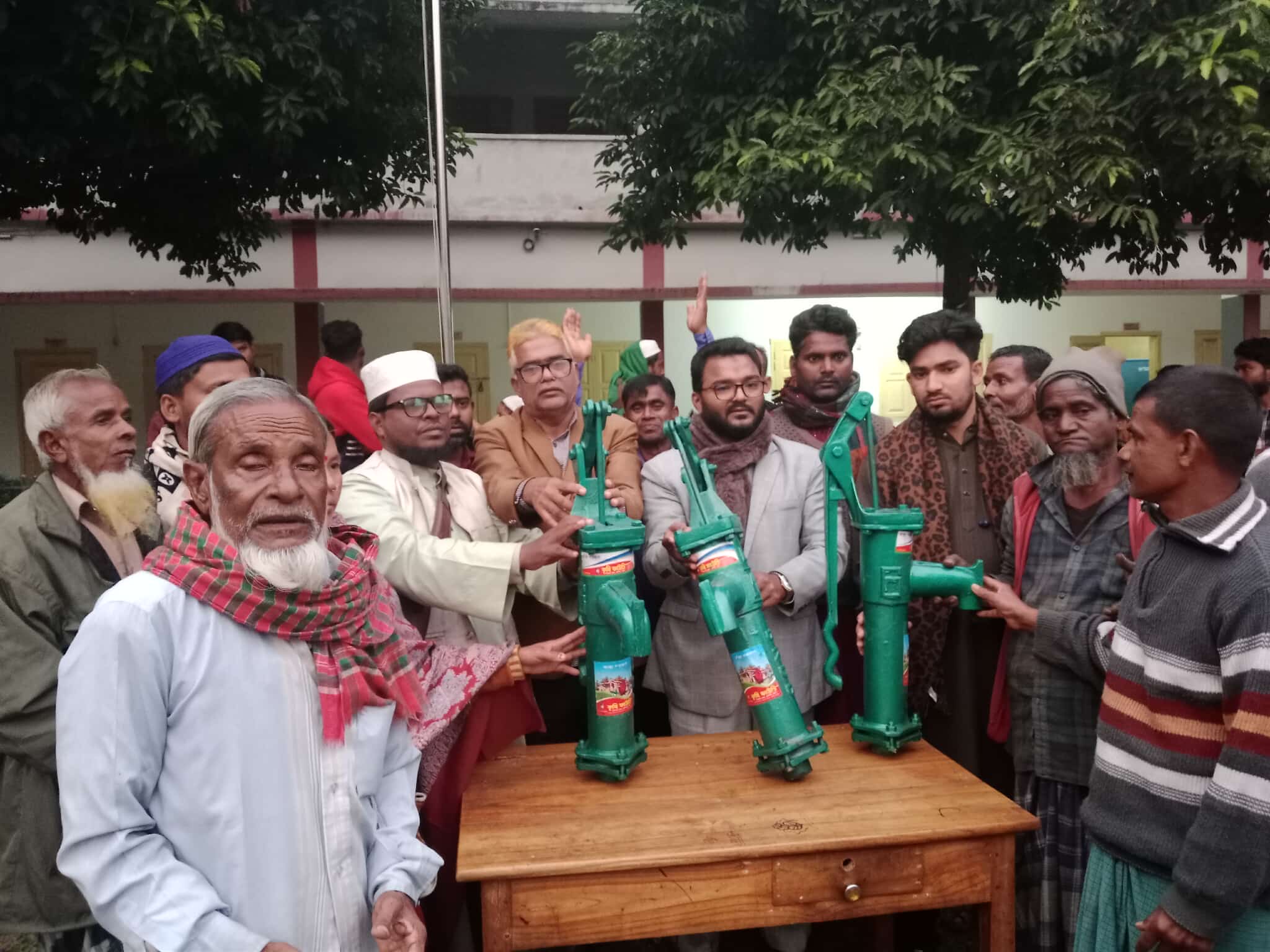 বালিয়াডাঙ্গীতে অসহায় ও দুস্থ পরিবারের মাঝে বিনামূল্যে টিউবওয়েল বিতরণ