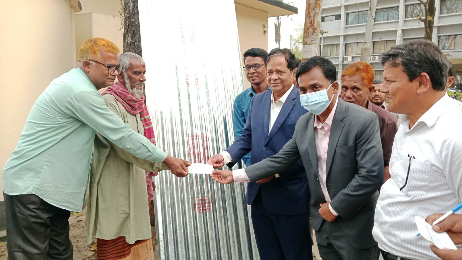 বালিয়াডাঙ্গীতে অগ্নিকাণ্ডে ঘর-বাড়ি পুড়ে যাওয়া অসহায়দের মাঝে ঢেউটিন ও চেক বিতরণ