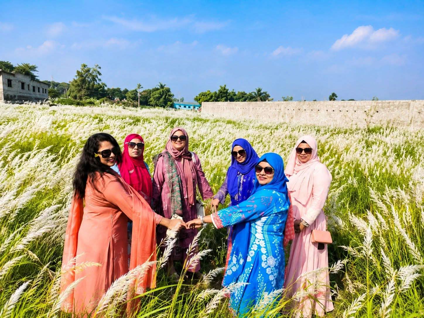 রূপগঞ্জে এখনও শুভ্রতা ছড়াচ্ছে কাশফুল