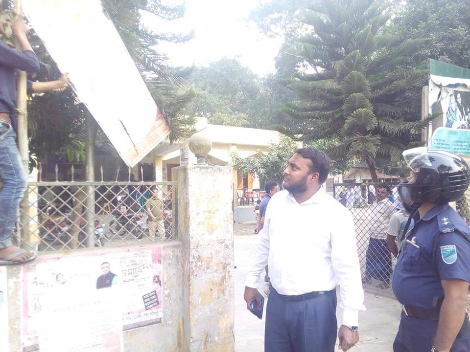 সাটুরিয়ায় প্রশাসন কতৃক রাজনৈতিক দলের ব্যানার, ফেস্টুন অপসারন