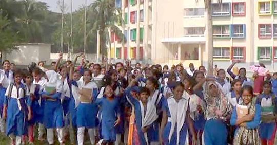 পটুয়াখালীতে শিশু ধর্ষনের ঘটনায় বিচার চেয়ে শিক্ষার্থীদের বিক্ষোভ