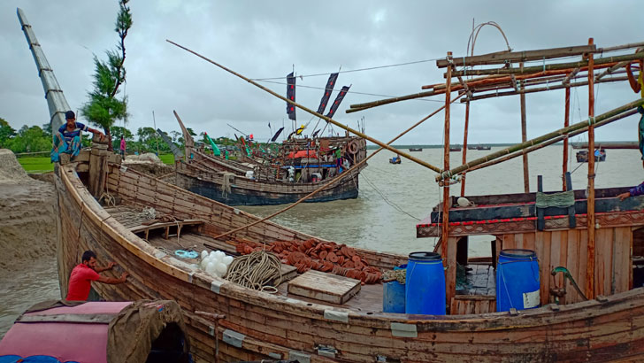 বঙ্গোপসাগরের ৬ নম্বর বয়া এলাকায় প্রচণ্ড বাতাস ও ঢেউয়ের তোড়ে একটি ট্রলার ডুবে যায়, রবিন হোসেন (২০) নামের এক জেলে নিখোঁজ