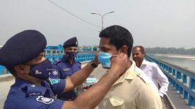 মাস্ক পড়ার অভ্যেস, করোনা মুক্ত বাংলাদেশ” শ্লোগানে হাতীবান্ধায় মাক্স পড়িয়ে দিলেন ওসি
