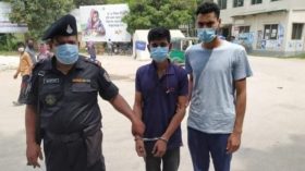 মানিকগঞ্জে পেটের মধ্যে ইয়াবা বহনকারী দুই মাদক বিক্রেতাকে র‌্যাব-৪ আটক করেছে