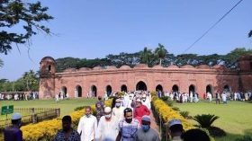 স্বাস্থ্যবিধি মেনে বিশ্ব ঐতিহ্য বাগেরহাটের ষাটগম্বুজ মসজিদে ঈদের জামাত অনুষ্ঠিত