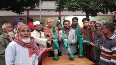 বালিয়াডাঙ্গীতে অসহায় ও দুস্থ পরিবারের মাঝে বিনামূল্যে টিউবওয়েল বিতরণ