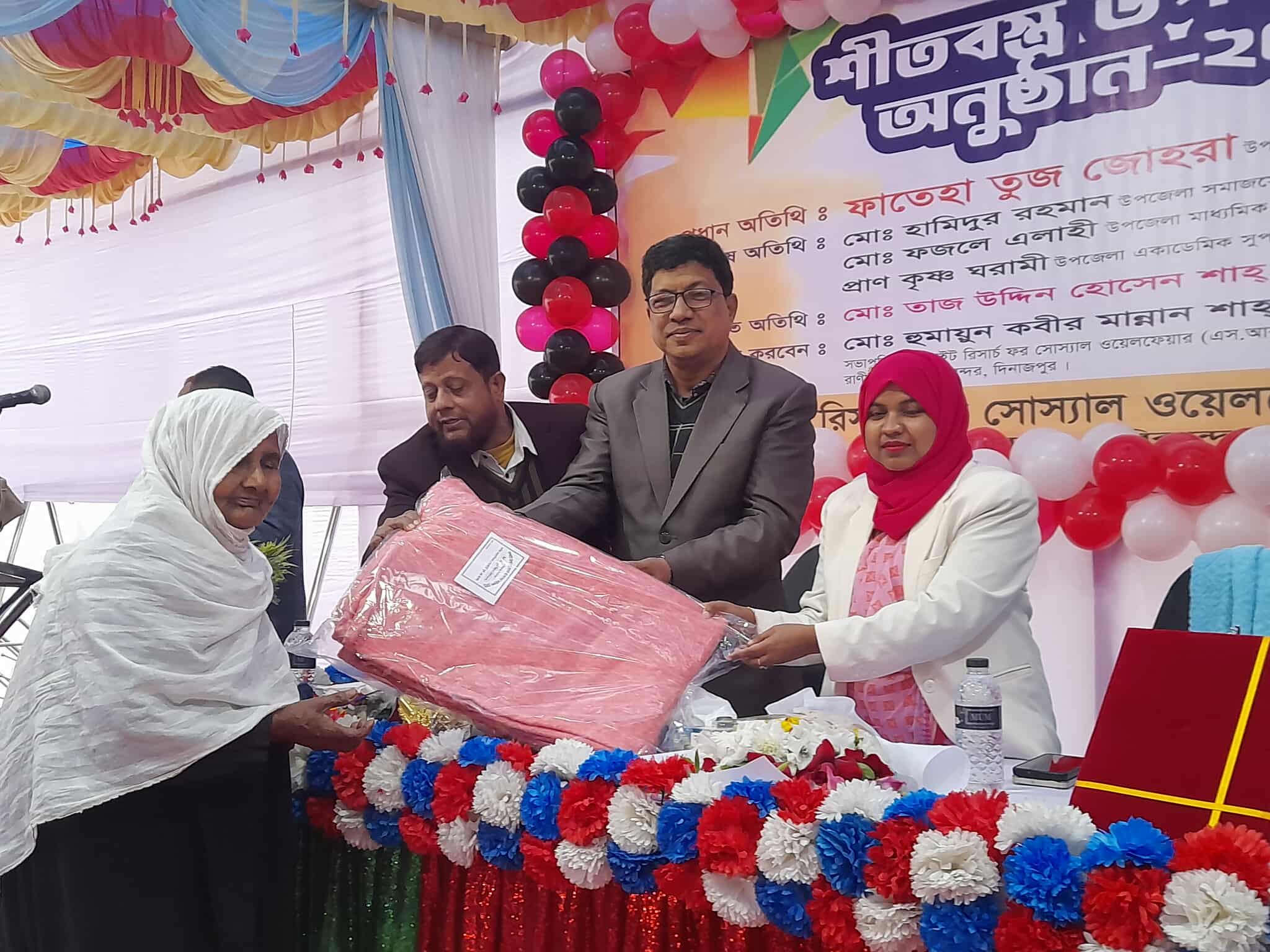 চিরিরবন্দরে এসআরএস ফাউন্ডেশনের শীতবস্ত্র উপহার পেলেন ৩০০ শীর্তাত মানুষ 