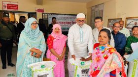 চিরিরবন্দরে ক্ষুদ্র ও নৃ-গোষ্ঠীর মাঝে বকনা গরুর খাদ্য বিতরণ