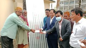 বালিয়াডাঙ্গীতে অগ্নিকাণ্ডে ঘর-বাড়ি পুড়ে যাওয়া অসহায়দের মাঝে ঢেউটিন ও চেক বিতরণ