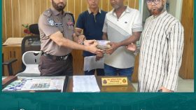 পরিত্যক্ত অবস্থায় উদ্ধার করা নগদ ৭ লক্ষ টাকা মালিকের কাছে হস্তান্তর করেছে পুলিশ