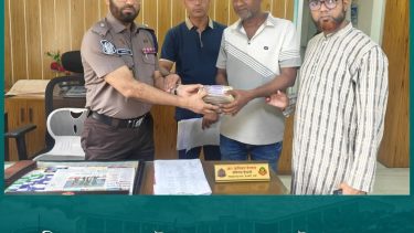 পরিত্যক্ত অবস্থায় উদ্ধার করা নগদ ৭ লক্ষ টাকা মালিকের কাছে হস্তান্তর করেছে পুলিশ