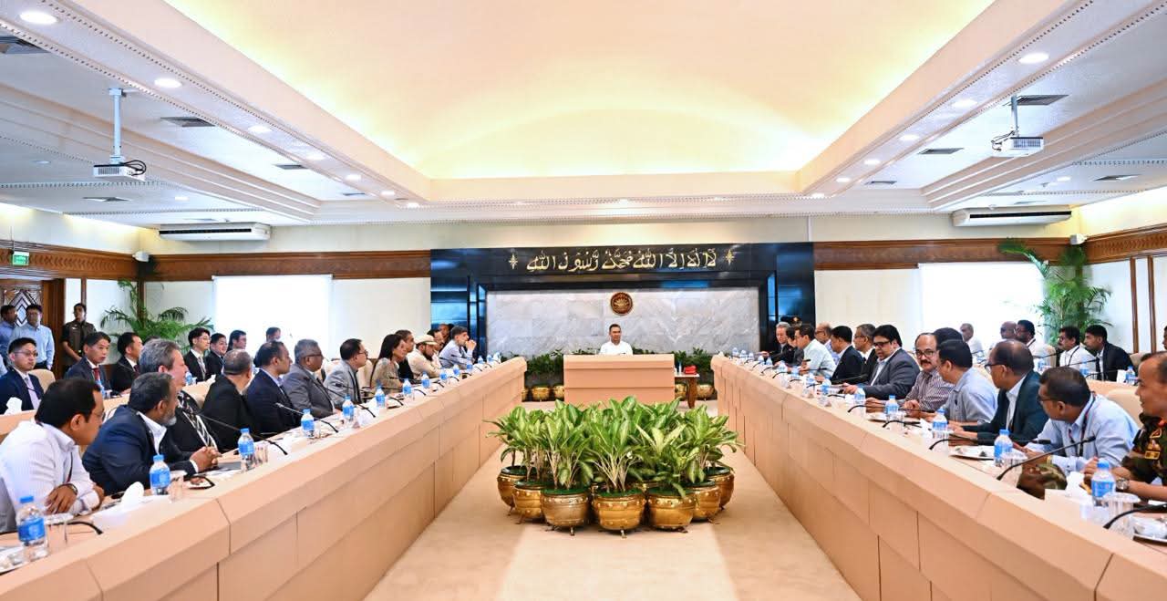 প্রধানমন্ত্রী তারেক রহমান শিল্প, বস্ত্র ও পাট মন্ত্রণালয় ও বিডা কর্তৃক আয়োজিত রোড শো অনুষ্ঠানে প্রধান অতিথি হিসেবে উপস্থিত ছিলেন