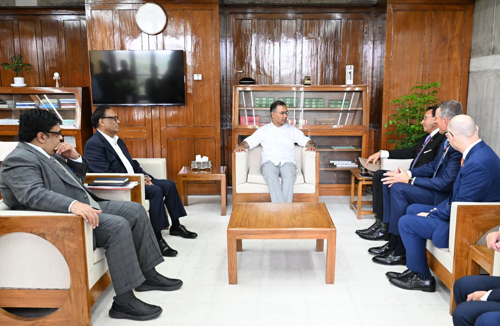 প্রধানমন্ত্রী তারেক রহমানের সঙ্গে সৌজন্য সাক্ষাৎ করেছেন বাংলালিংকের চেয়ারম্যান অগি ফাবেলা