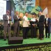 প্রধানমন্ত্রীর নিকট থেকে জাতীয় পরিবেশ পদক গ্রহণ করলেন ঢাবির প্রো-ভাইস চ্যান্সেলর আবদুস সালাম