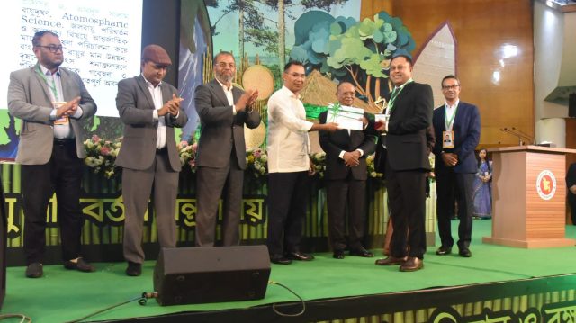 প্রধানমন্ত্রীর নিকট থেকে জাতীয় পরিবেশ পদক গ্রহণ করলেন ঢাবির প্রো-ভাইস চ্যান্সেলর আবদুস সালাম