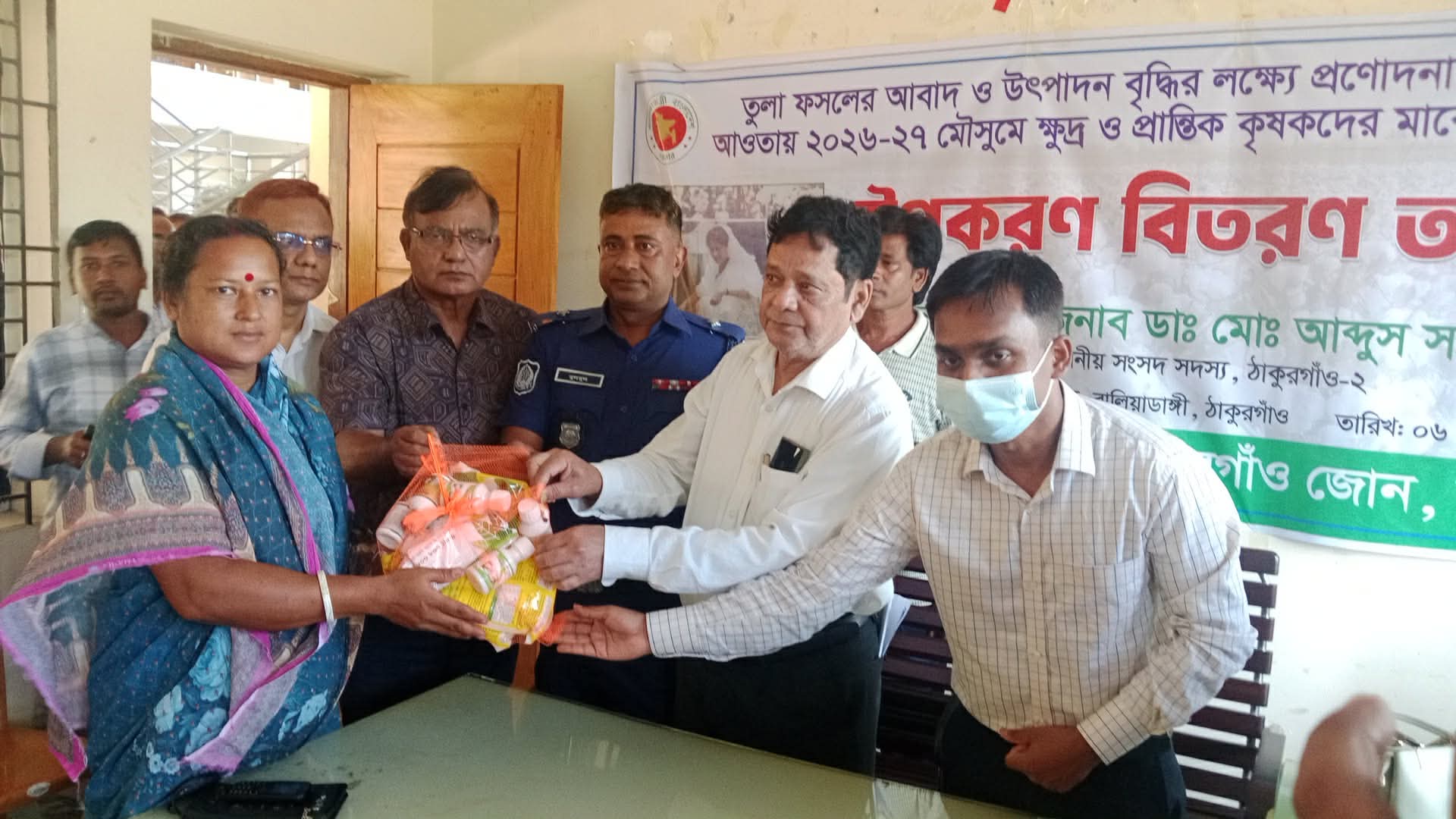 বালিয়াডাঙ্গীতে তুলা চাষিদের মাঝে বিনামূল্যে কৃষি উপকরণ বিতরন