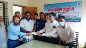 বালিয়াডাঙ্গীতে ক্যান্সার-কিডনিসহ ৬ রোগের চিকিৎসার জন্য চেক বিতরণ