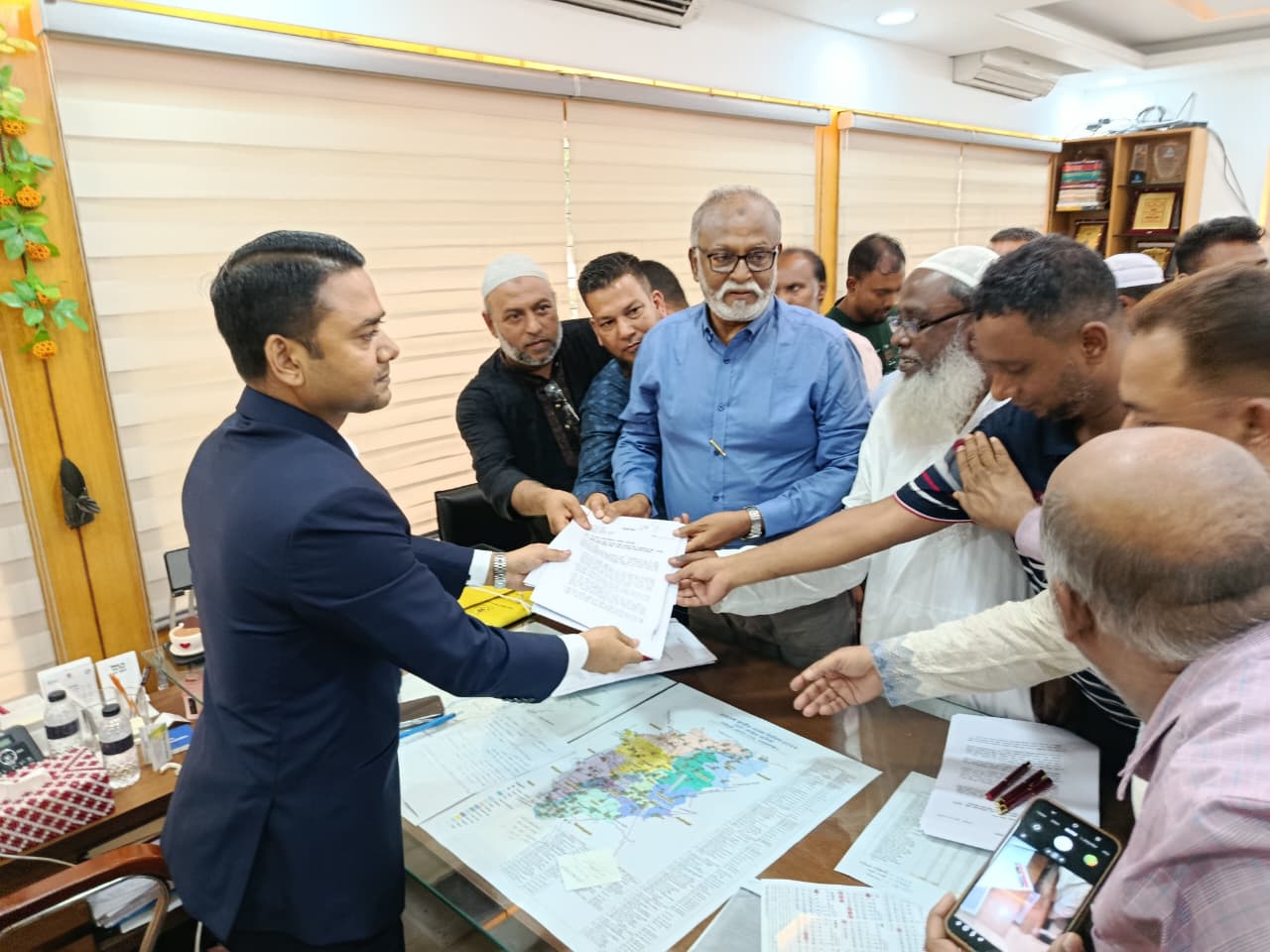 রূপগঞ্জে মাদ্রাসা ও কবরস্থানের জমি উদ্ধারের দাবিতে ইউএনও এর মাধ্যমে প্রধানমন্ত্রী বরাবর স্মারকলিপি প্রদান