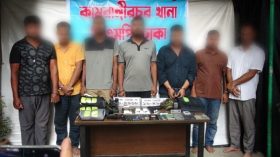 প্রশাসনের বিভিন্ন বাহিনীর নকল পোশাকে ডাকাতির প্রস্তুতিকালে রূপসীর শীর্ষ সন্ত্রাসী ইমন ,৭ জন সঙ্গী ও অস্ত্রসহ আটক