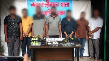 প্রশাসনের বিভিন্ন বাহিনীর নকল পোশাকে ডাকাতির প্রস্তুতিকালে রূপসীর শীর্ষ সন্ত্রাসী ইমন ,৭ জন সঙ্গী ও অস্ত্রসহ আটক