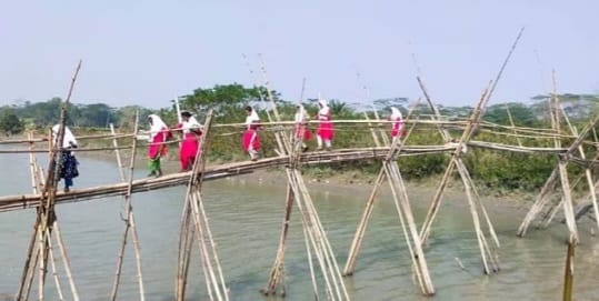 প্রদীপের নীচে অন্ধকার, বালু নদে ১৭ বাঁশের সাঁকো
