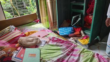 রূপগঞ্জে ডাকাতি হওয়া স্বর্ণালংকার উদ্ধার, ধারালো অস্ত্রসহ ৫ ডাকাত গ্রেফতার