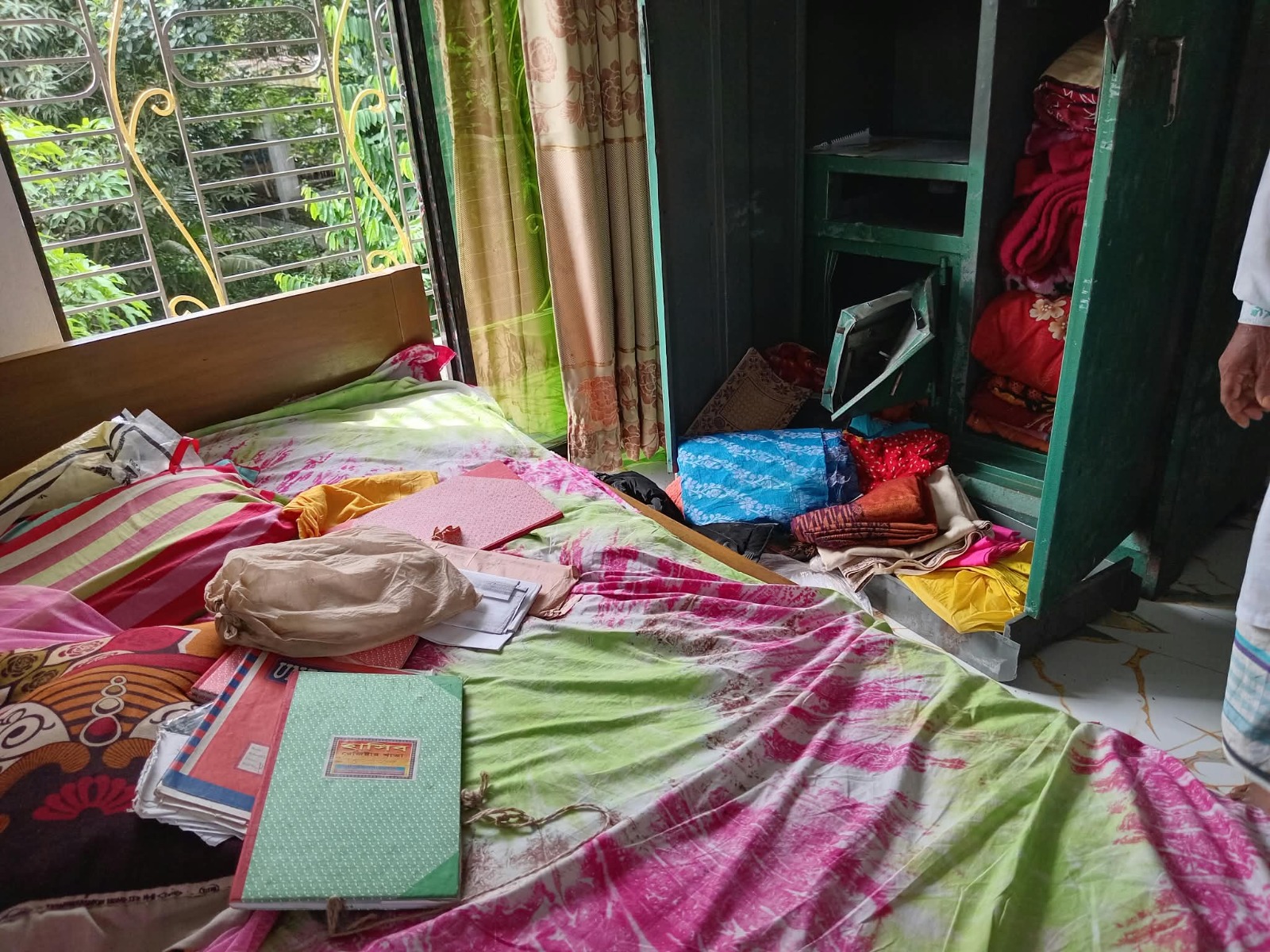 রূপগঞ্জে ডাকাতি হওয়া স্বর্ণালংকার উদ্ধার, ধারালো অস্ত্রসহ ৫ ডাকাত গ্রেফতার