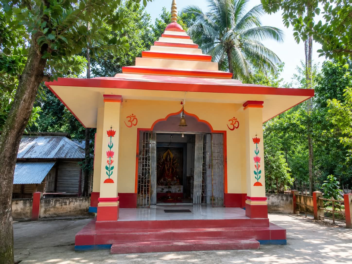 মন্দিরে অপবিত্র করার অভিযোগে নিত্য নামে এক ব্যক্তি আটক, পুলিশের কাছে সোপর্দ